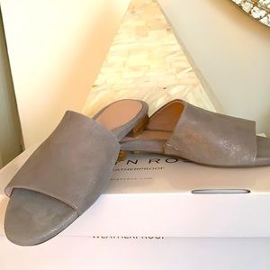 Taryn Rose slip on. Very comfortable.